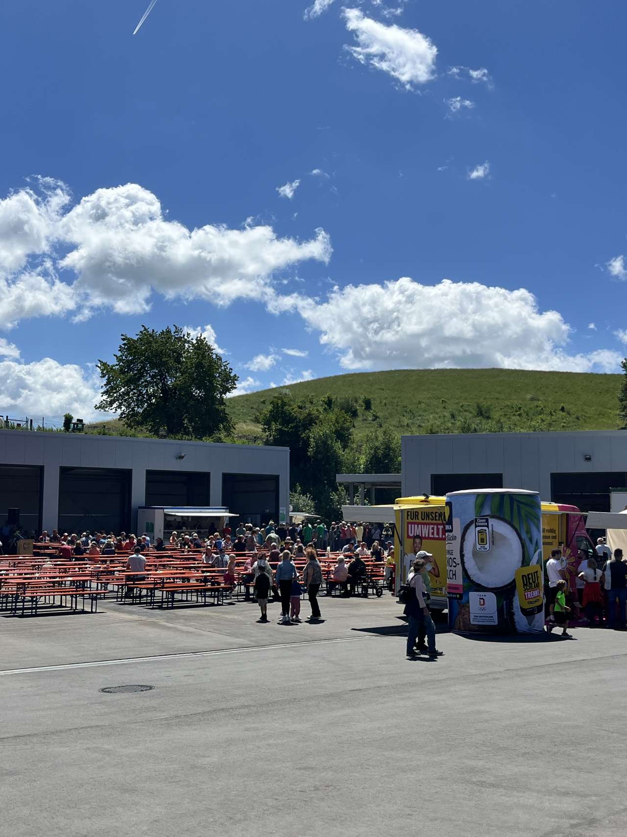 Ansicht Wertstoffzentrum mit Bierbänken und Feierlichkeiten.