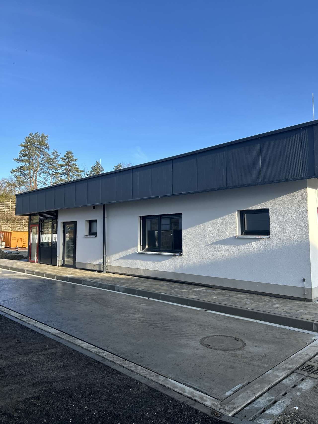 Außenansicht Wertstoffzentrum mit Waage.