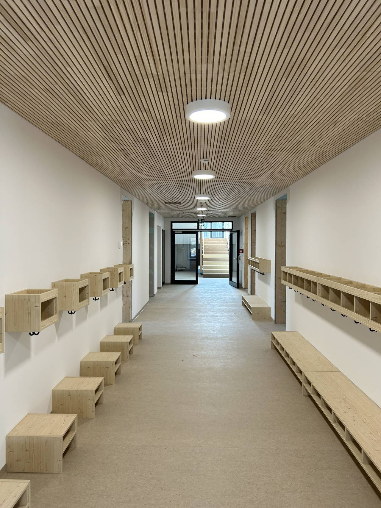 Flur mit Garderobe.
