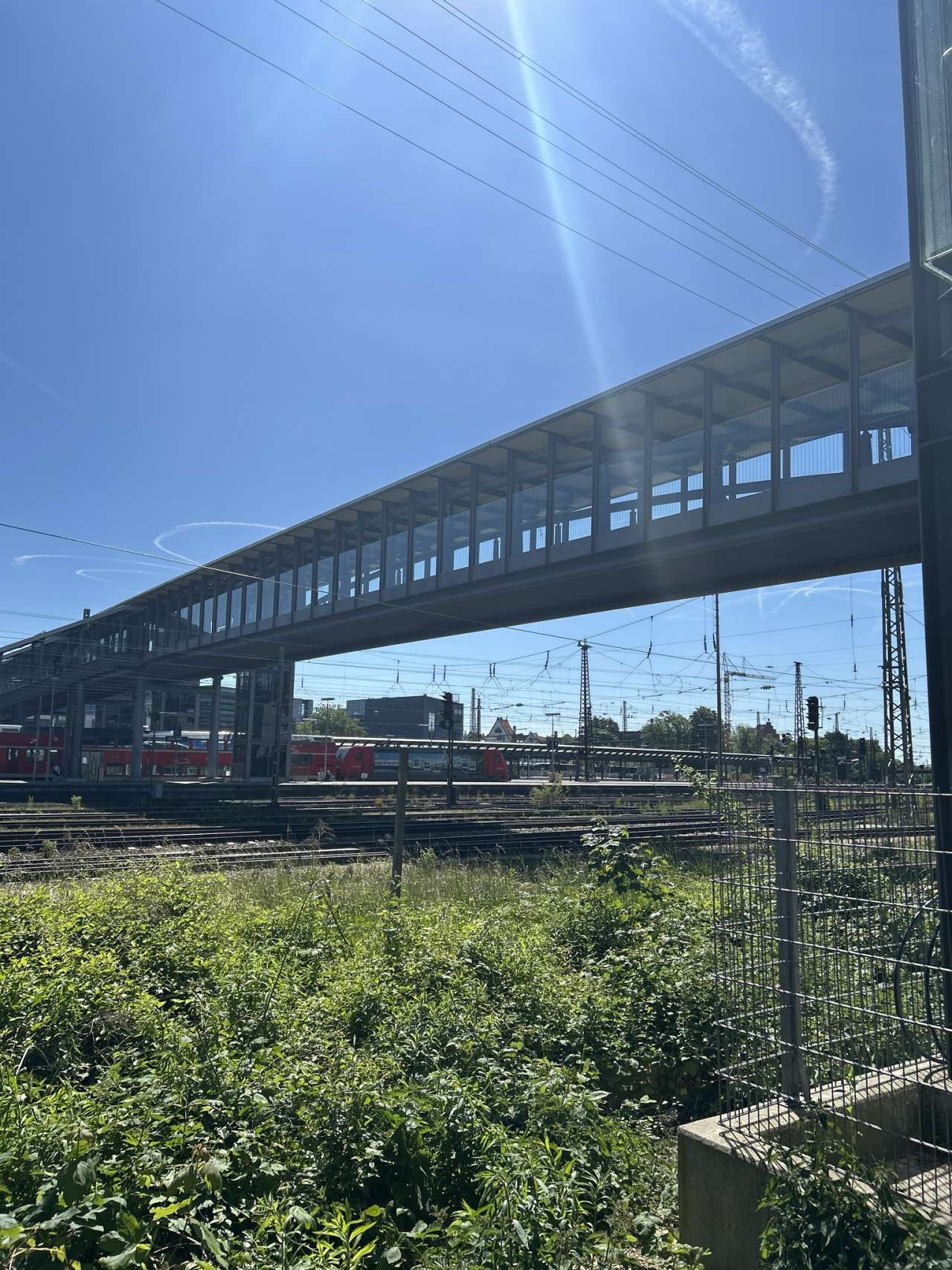 Außenansicht Bahnhofsteg gesamt.