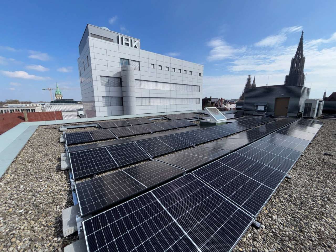 Dachansicht IHK-Gebäude mit PV Anlage.